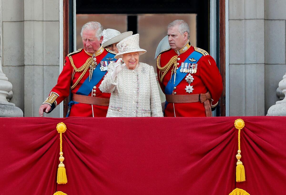 Paukenschlag im Palast: Prinz Andrew bald nicht mehr Prinz Damals war er noch Herzog von York: Andrew (rechts) mit seiner inzwischen verstorbenen Mutter, der Königin Elizabeth II., und seinem Bruder Charles. (Archivbild)