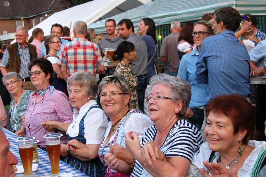 Damen in Feierlaune: Die Sonne ist noch nicht untergegangen, da beginnen sie sch...