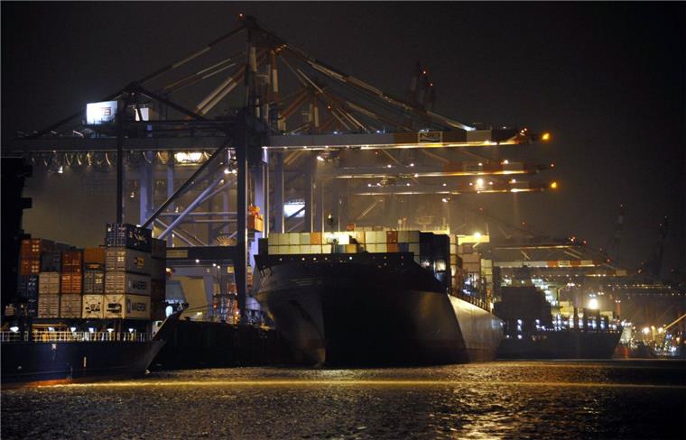 Neue Technik soll Stromkosten im Hafen deutlich senken Damit auch bei Dunkelheit der Betrieb im Hafen laufen kann, braucht es viel Energie: Rund 1,5 Millionen Kilowattstunden Strom braucht die Hafengesellschaft bremenports jährlich.