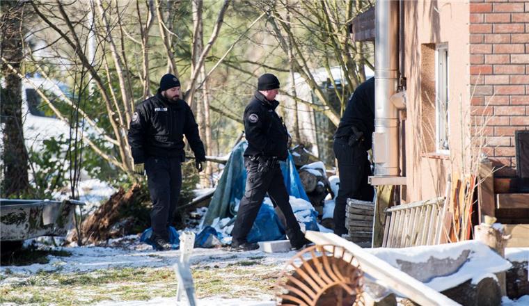 Hausdurchsuchungen: Auch Nordenhamer Polizei hat gern Zeugen dabei Damit bei einer Hausdurchsuchung eine unabhängige Kontrolle gegeben ist, nimmt daran in der Regel ein Zeuge teil, der nicht Polizist ist. Der Zeuge hilft den Ermittlern somit, sich rechtlich abzusichern.