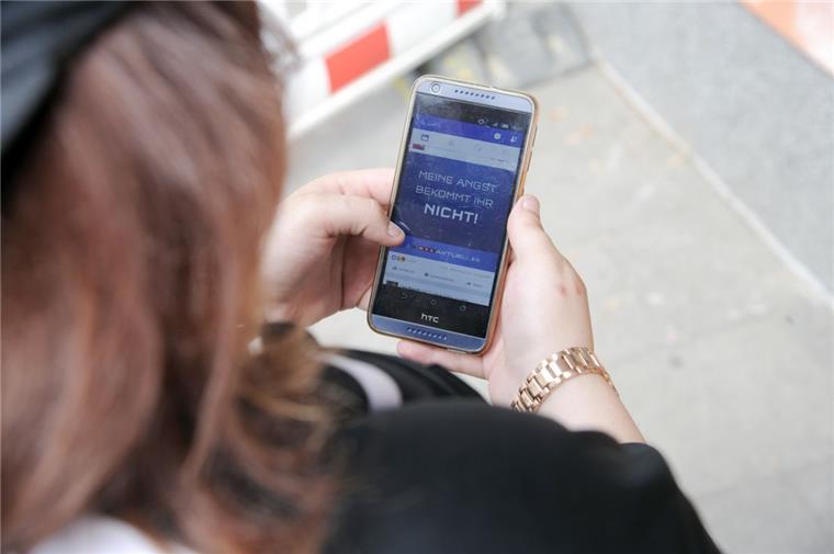Smartphone, dein Feind: Studenten klären über Cybermobbing auf Damit das Smartphone nicht zum Feind wird, klären Bremerhavener Studenten Schüler über Cybermobbing auf.