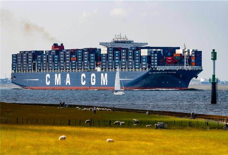 Neue Diskussion um Elbvertiefung Damit die Containerriesen die Elbe besser befahren können, wird der Strom derzeit zum 9. Mal vertieft. Im Foto die Elbmündung bei Altenbruch, wo die Fahrrinne kaum 150 Meter vom Ufer entfernt ist.