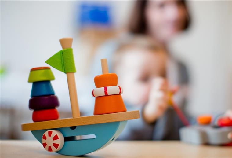 Kita-Öffnungen: „Brauchen systematischen Schutz“ Damit die Gefährdungslage jederzeit eingeschätzt werden kann, braucht es eine fundierte Basis. Diese soll geschaffen werden, indem Kita-Mitarbeitende regelmäßig getestet werden.