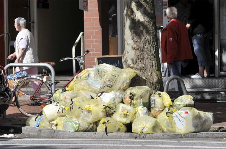 Damit die Gelben Säcke nicht stundenlang auf den Bürgersteigen der Hafenstraße liegen, wird die Abfuhr ab der kommenden Woche früh morgens erfolgen.