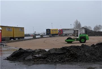 Damit die Lastwagen, die ins Rehau-Werk wollen, in Zukunft angemessen abgestellt werden können, lässt das Unternehmen vor dem Eingangstor das Gelände neu anlegen.
