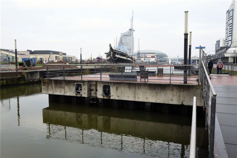 "Seute Deern": Dann soll die Abbruchgenehmigung erteilt werden Damit die "Seute Deern" an die Baltimore Pier verholt werden kann, muss der Betonvorsprung abgerissen werden.