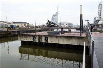 Damit die "Seute Deern" an die Baltimore Pier verholt werden kann, muss der Betonvorsprung abgerissen werden.