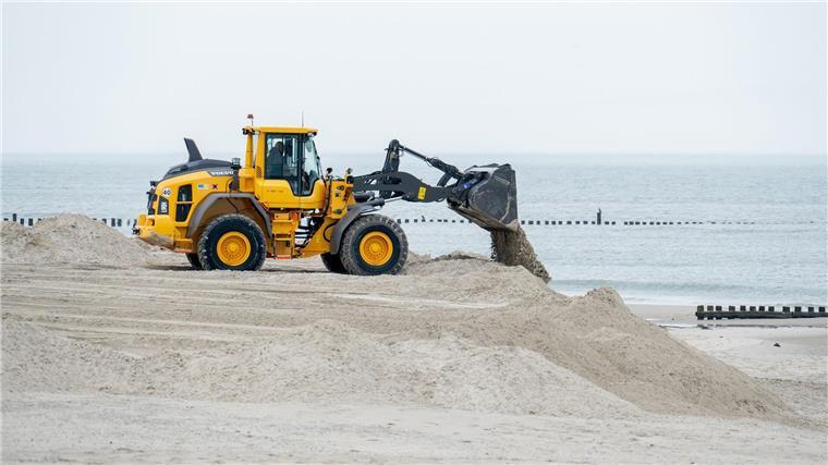 Damit die Strandkörbe am Nordseestrand von Wangerooge Platz finden, muss neuer Sand aufgeschüttet werden.