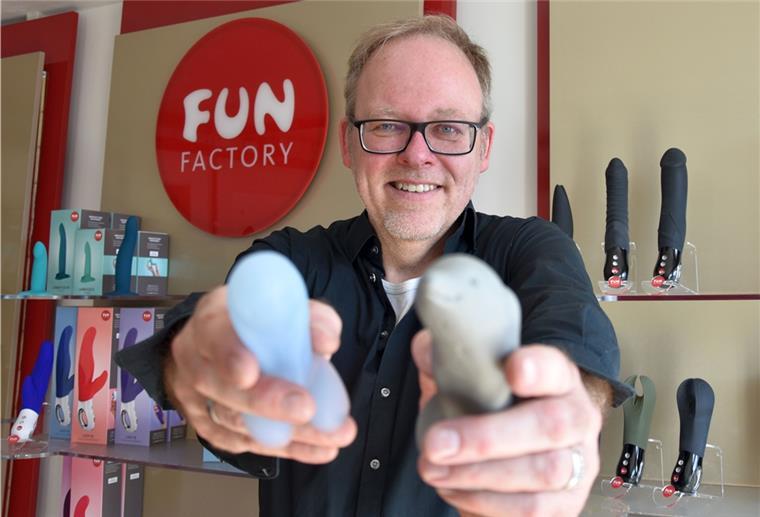 Seit 25 Jahren: Sextoys aus Bremen sind der Renner Damit fing alles an: Michael Pahl, Mitgründer der Fun Factory, zeigt die Knetform und das Modell des allerersten Produkts der Fun Factory: Paddy Pinguin.