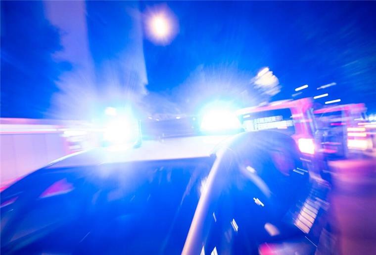 Raubzug in Bremerhaven endet für den Täter hinter Gittern Ein Streifenwagen der Polizei steht mit Blaulicht an einem Einsatzort.