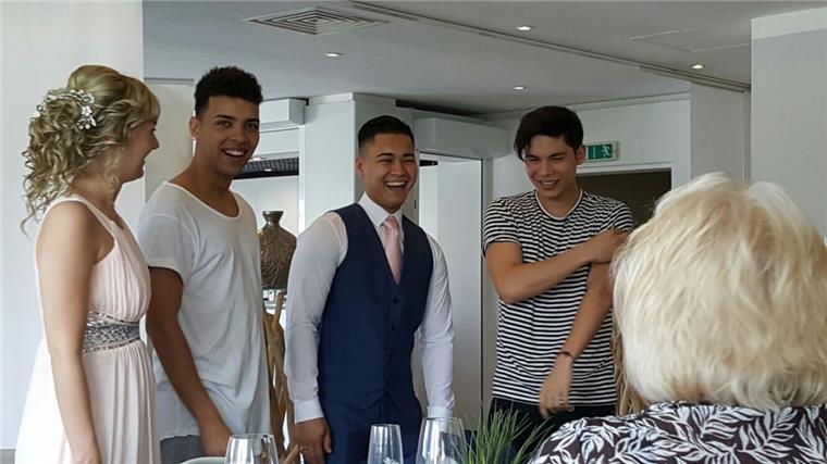 Video: Ein Hochzeitsständchen von den DSDS-Stars in Bremerhaven Damit hatte Bräutigam Tobias Nowacki (Mitte) nicht gerechnet. Die DSDS-Stars Igor Barbosa (Zweiter von links) und Mark Hoffmann (rechts) sangen für ihn und seine Frau Nina.