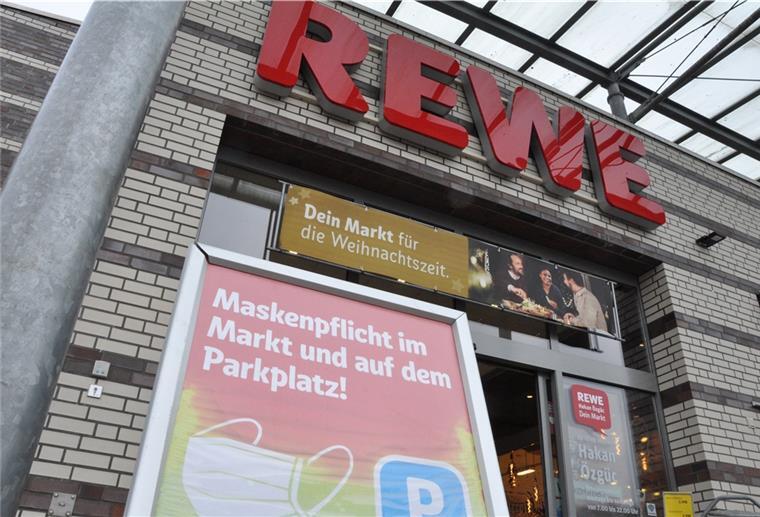 Damit ist es bald vorbei: Auch Rewe schafft die Maskenflicht ab.,
