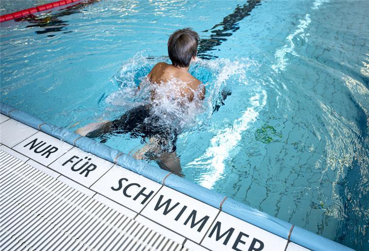 Damit Kinder zu sicheren Schwimmern werden, bietet die Bädergesellschaft in Bremerhaven Schwimmkurse an. Schon deshalb ist die Schließung von Schwimmbädern ein sehr sensibles Thema.