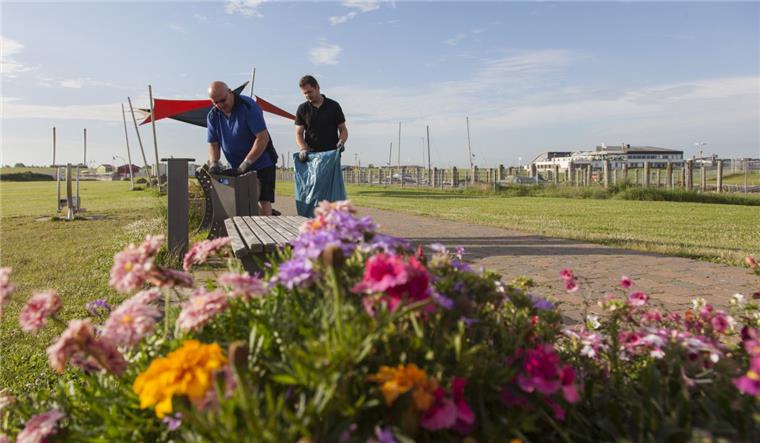 „Ohne Kurtaxe geht es nicht“ Damit nicht nur Blumen blühen, sondern auch der Tourismus an der Wurster Küste weiter gedeiht: Walter Uphoff (links) und Karsten Schmidt bei ihrer allmorgendlichen Kontroll- und Reinigungstour auf der Leuchtturmwiese am Dorumer Tief.