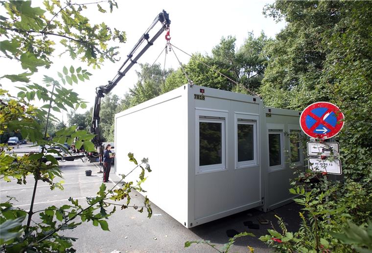 Wohncontainer für Obdachlose in Zeven Arbeiter stellen Wohncontainer auf.