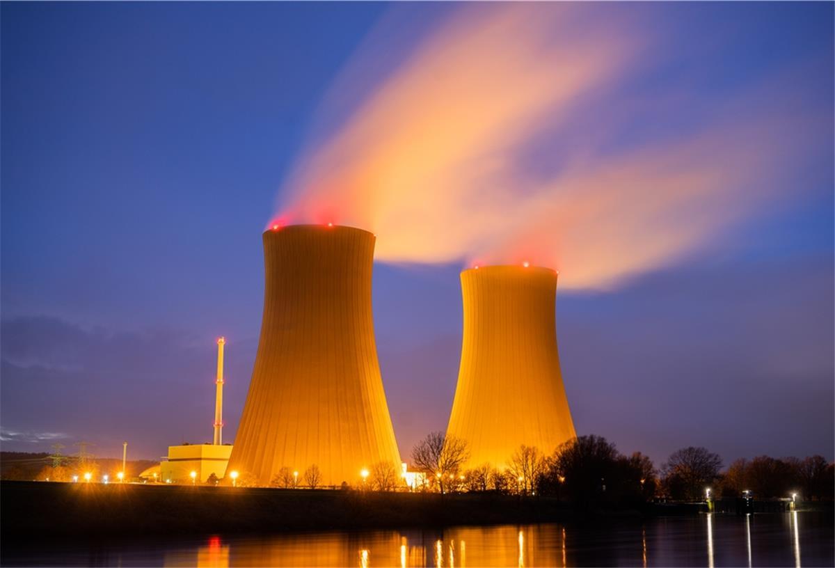 Dampf steigt aus den Kühltürmen des Atomkraftwerks Grohnde in den Niederlanden auf (Langzeitbelichtung).