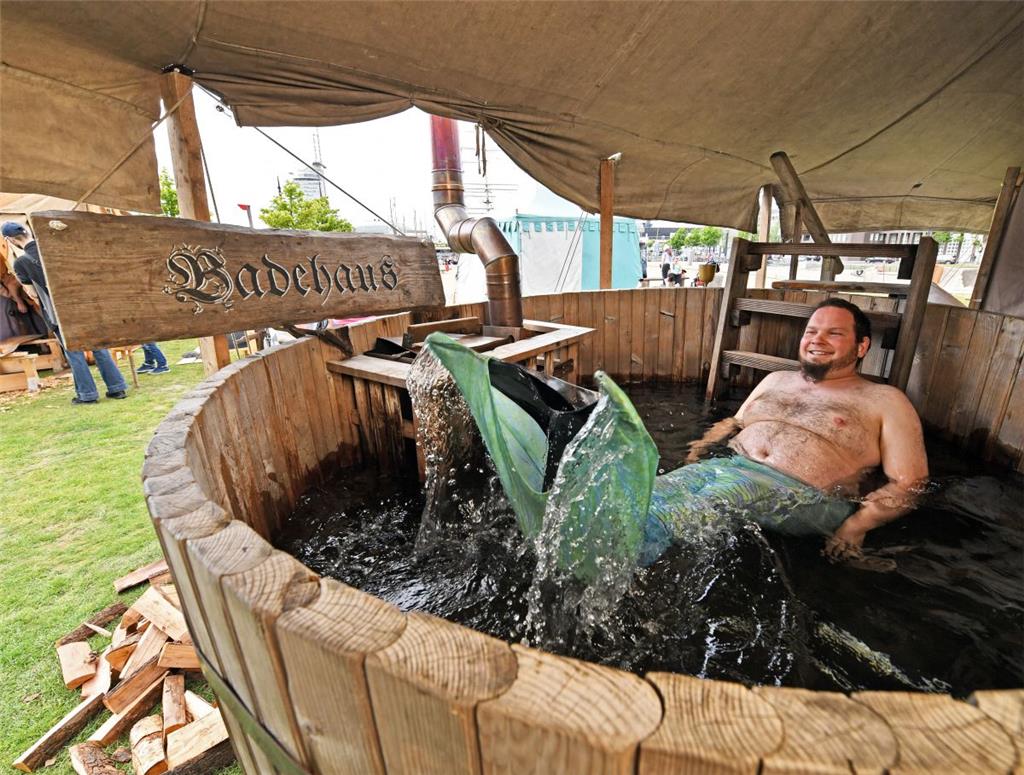 Dan Herning als bärtige Nixe, männlicher Nix oder Wassermann aus freien Stücken ...