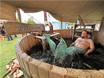 Dan Herning als bärtige Nixe, männlicher Nix oder Wassermann aus freien Stücken ...