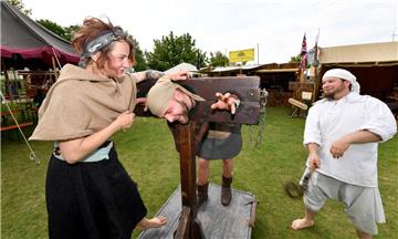 Dan Herning (rechts) hat mit mit René und Fia mächtig Spaß am Pranger im Freibeuterdorf. Foto: Scheschonka