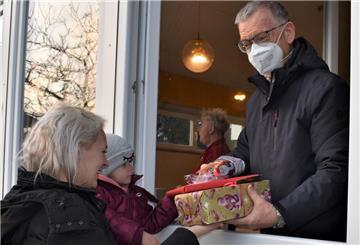 Geschenke-Ausgabe durchs geöffnete Fenster im Evangelischen Gemeindezentrum Bederkesa.