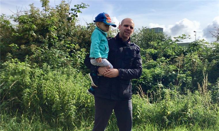 Bremerhaven: Ärger über zugewucherten Weg an der Geeste Daniel Bahr ist verärgert, dass er seinen kleinen Sohn Milian und die anderen Kinder nicht einfach am Flussufer spielen lassen kann. viele der Gärten gehen mit einer Pforte direkt auf den Geestedeich rauf - längst vergeblich. "Die Dornenhecken sind gefährlich", sagt der Vorsitzende der Siedlergemeinschaft Buschkämpen. "Und wir wünschen uns wieder den freien Blick aufs Wasser. Die Dornenmauern wuchern seit zehn Jahren und müssen mal weg." Foto Schwan