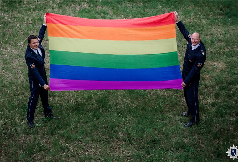 Tag gegen Homophobie: Bremer Polizei zeigt sich bunt Daniel Blida (links), LSBTI* -Ansprechpartner mit Dirk Fasse, Polizeivizepräsident zeigen am Tag gegen Homophobie Flagge.