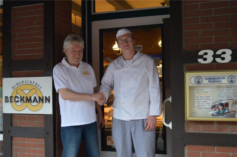 Bäckermeister aus Brandenburg führt Prignitz-Semmel in Stotel ein Daniel Bräseke (rechts) aus Brandenburg hat die Burgbäckerei in Stotel zum Jahresanfang übernommen. Der 23-jährige Bäckermeister hat das gewohnte Warenangebot schon um eigene Kreationen erweitert. Foto Becker