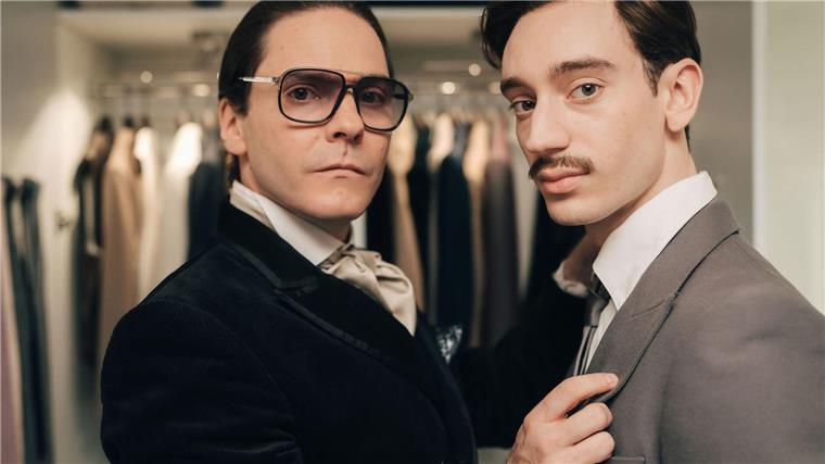 Daniel Brühl als Karl Lagerfeld in der Serie „Becoming Karl Lagerfeld“ (Disney+) zusammen mit Théodore Pellerin als Jacques de Bascher.