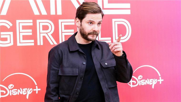 „1000-Teile-Puzzle“: Miniserie über Lagerfeld Daniel Brühl spielt den Modeschöpfer und wollte Lagerfeld emotional aufbrechen.