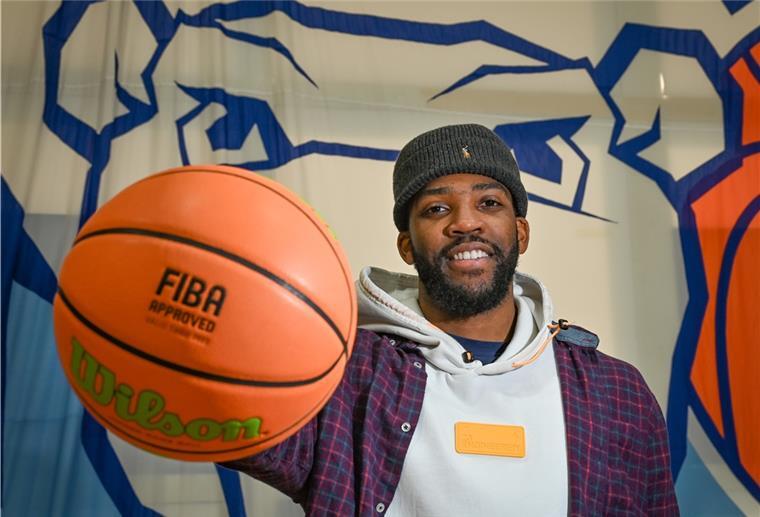 Eisbären-Neuzugang DJ Laster fehlt Floridas Sonne Daniel „DJ“ Laster hat schon einige Stationen in Europa hinter sich. Seit dieser Saison spielt der Amerikaner für die Eisbären Bremerhaven.