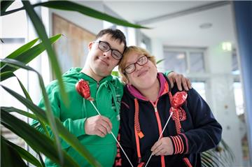 Daniel Duran-Menendez und Mandy Gernhuber sind seit vier Jahren ein Paar und visieren ihre Hochzeit und eine eigene Wohnung an.