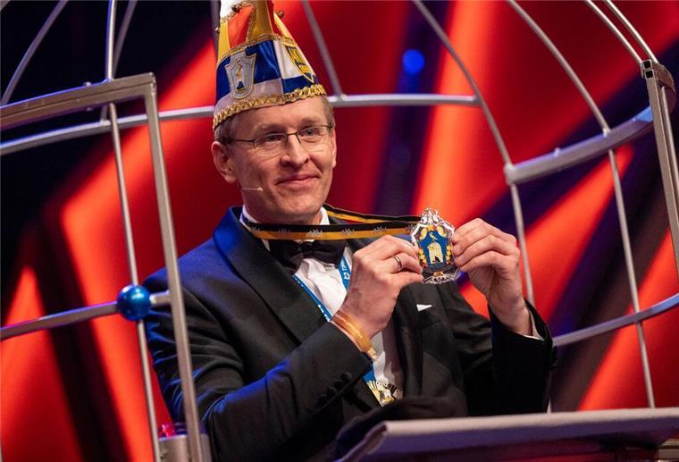 „Ehrlich statt fies“ - Günther bekommt Karnevalsorden Daniel Günther (CDU) bekommt den Orden wider den tierischen Ernst.