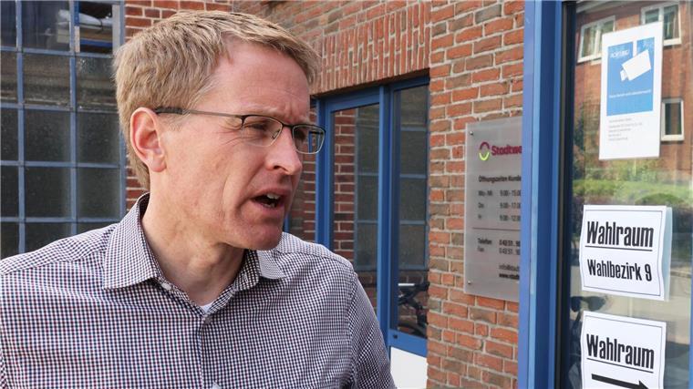 Daniel Günther (CDU), Ministerpräsident von Schleswig-Holstein, spricht während eines Interviews nach seiner Stimmabgabe zur Kommunalwahl in Schleswig-Holstein.