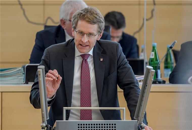 Osterferien lösen Diskussion in der Politik aus Daniel Günther (CDU), Ministerpräsident von Schleswig-Holstein, will die Osterferien noch nicht abschreiben.