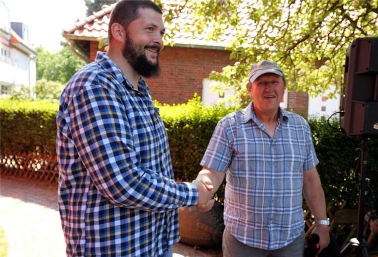 Daniel Jochheim (l), der neue Leuchtturmwärter auf Wangerooge, wird von seinem Vorgänger Jan Gerdes begrüßt.