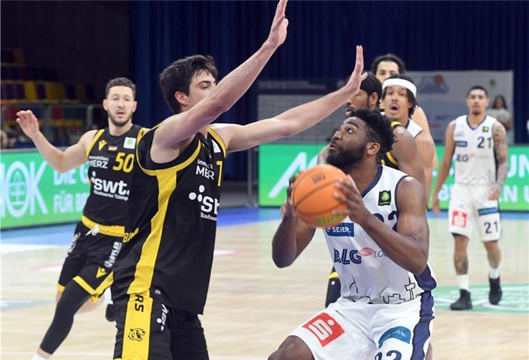 Eisbären oder Tübingen: Eine Erfolgsserie wird enden Daniel Laster (rechts) feierte mit den Eisbären in der regulären Saison einen Heimsieg gegen die Tigers Tübingen. Am 5. Dezember wurden die Schwaben mt 100:81 in der Stadthalle geschlagen.