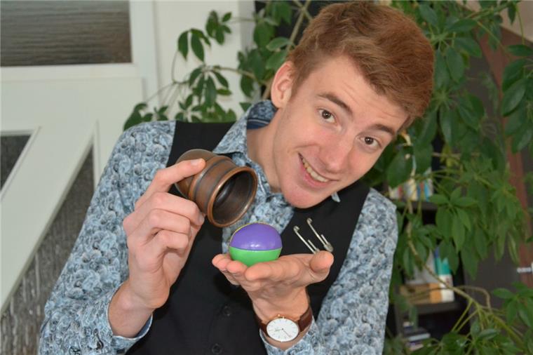 Daniel M. Hank aus Wohnste zaubert immer und überall Daniel M. Hank aus Wohnste hat viele Tricks auf Lager: Mit allem, was er in die Finger bekommt, versucht er zu zaubern.