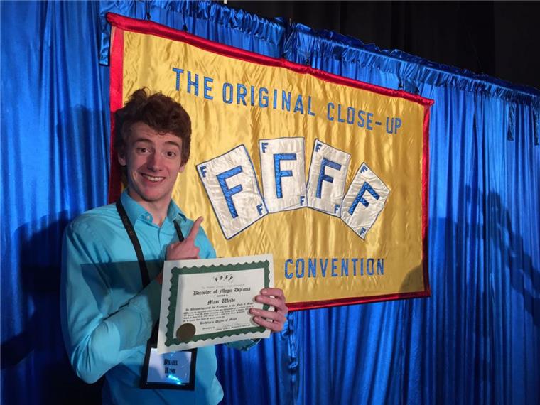 21-Jähriger aus Wohnste zaubert bei Kongress in New York Daniel M. Hank aus Wohnste ist in New York bei einem Zauberkongress aufgetreten. Hier hat er ein Kunststück vor internationalen Magiern vorgeführt.