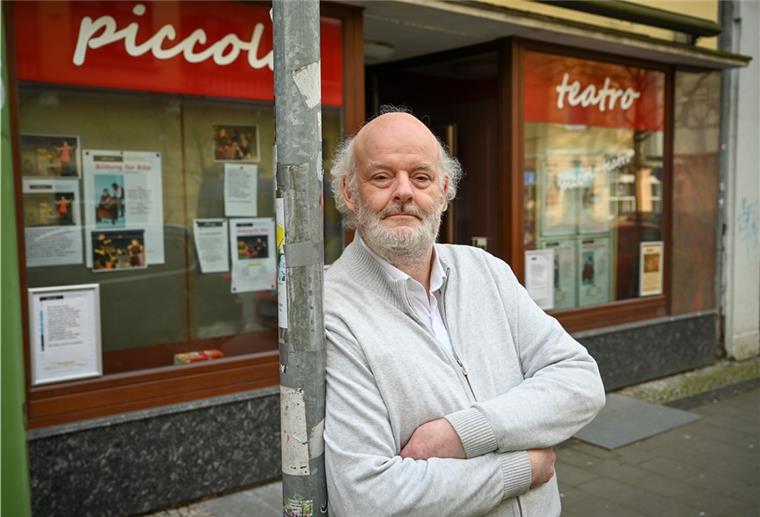 Krisenmanagement im Bremerhavener Haventheater Daniel Meyer-Dinkgräfe vor seinem Piccolo Teatro in der Alten Bürger in Bremerhaven .
