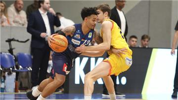 Daniel Norl (links) konnte in Hagen wieder für die Eisbären spielen, setzte aber kaum Impulse.