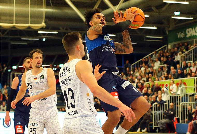 Basketballspieler kämpfen um einen Basketball.