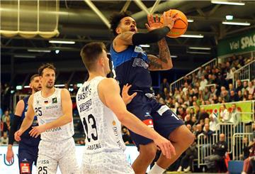 Basketballspieler kämpfen um einen Basketball.