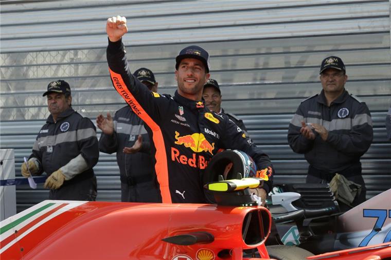 Formel 1: Ricciardo rast zu Monaco-Pole Daniel Ricciardo aus Australien vom Team Red Bull freut sich über seinen Sieg und somit die Sicherung der Pole Position für den Grand Prix von Monaco.