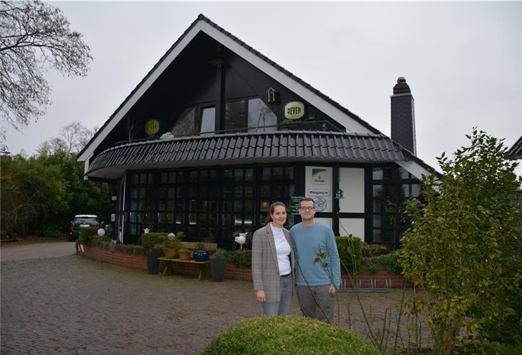 Daniel Scheffel und Tatjana Henke haben das „Kachelstübchen“ in Burhave übernommen.