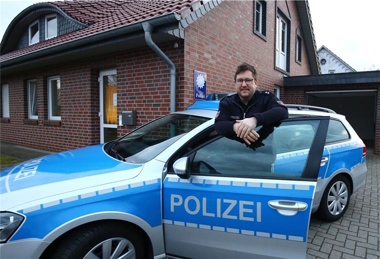So sieht der Polizei-Alltag in Butjadingen aus Daniel Schönig ist Stationspolizist in Burhave und als Kontaktpolizist im Norden der Wesermarsch auch auf dem Nordenhamer Wochenmarkt im Einsatz.