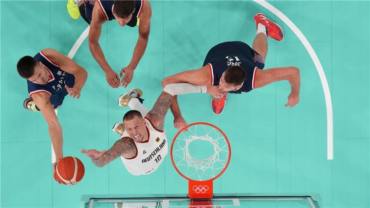 Frust statt Freude: Basketball-Ära endet mit Enttäuschung Daniel Theis beim Kampf um den Rebound.