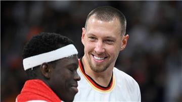 Daniel Theis (r.) und Dennis Schröder freuen sich über ein gelungenen Olympia-Test.