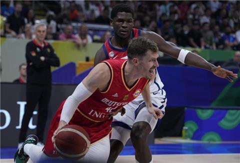 Daniel Theis schiebt sich an US-Guard Anthony Edwards vorbei.