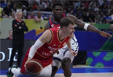 Daniel Theis schiebt sich an US-Guard Anthony Edwards vorbei.