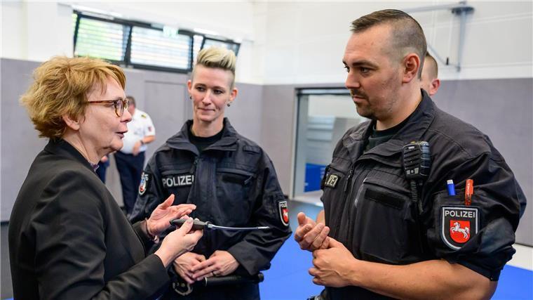 Anstieg von Cyberkriminalität - Polizei gefordert Daniela Behrens (links, SPD), Innenministerin Niedersachsen, spricht mit Polizisten kurz nach einem Einsatztraining.